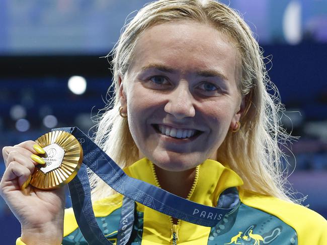 NCA. PARIS FRANCE. 2024 OLYMPIC GAMES. July 27 - Day1Ã Swimming finals at the Paris La Defense Arena.   womens 400 mtr Freestyle final.   Australian Ariane Titmus with her gold medal after tonights 400 mtr final      . Pic: Michael Klein