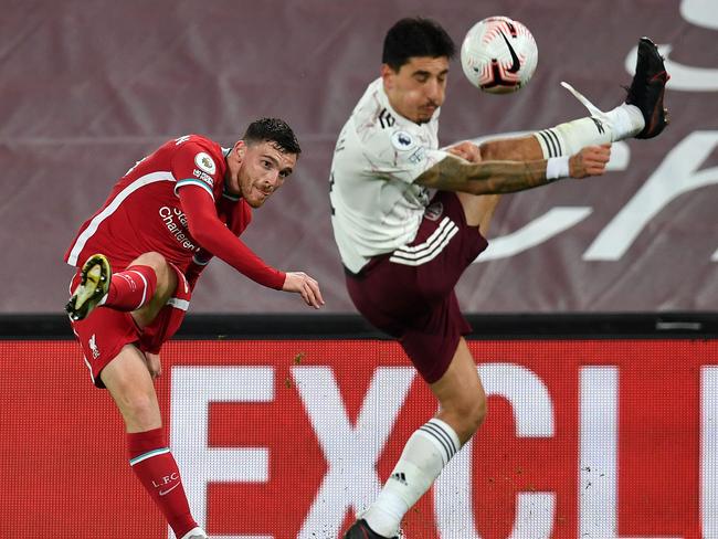 Liverpool's Scottish defender Andrew Robertson (L) crosses the ball past Arsenal's Spanish defender Hector Bellerin during the English Premier League football match between Liverpool and Arsenal at Anfield in Liverpool, north west England on September 28, 2020. (Photo by Paul ELLIS / POOL / AFP) / RESTRICTED TO EDITORIAL USE. No use with unauthorized audio, video, data, fixture lists, club/league logos or 'live' services. Online in-match use limited to 120 images. An additional 40 images may be used in extra time. No video emulation. Social media in-match use limited to 120 images. An additional 40 images may be used in extra time. No use in betting publications, games or single club/league/player publications. /