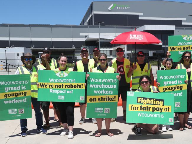 A picket line continues in Dandenong South at a distribution centre for Woolworths ahead of a Fair Work commission hearing tomorrow. Thursday, December 5. 2024. Picture: David Crosling