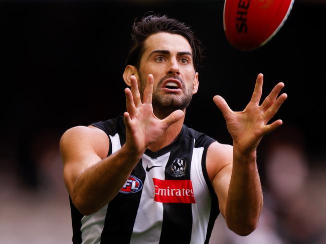 MELBOURNE, AUSTRALIA - JUNE 26: Brodie Grundy of the Magpies marks the ball during the 2021 AFL Round 15 match between the Collingwood Magpies and the Fremantle Dockers at Marvel Stadium on June 26, 2021 in Melbourne, Australia. (Photo by Michael Willson/AFL Photos via Getty Images)