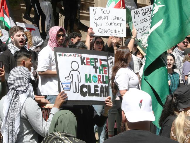 MELBOURNE, AUSTRALIA - NewsWire Photos, OCTOBER 29, 2023. Participants at a pro Palestine rally in Melbourne CBD.  Picture: NCA NewsWire / David Crosling