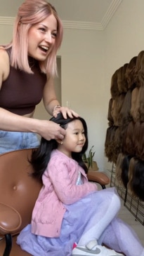 Aussie hairdresser helps 4yo with alopecia find a wig