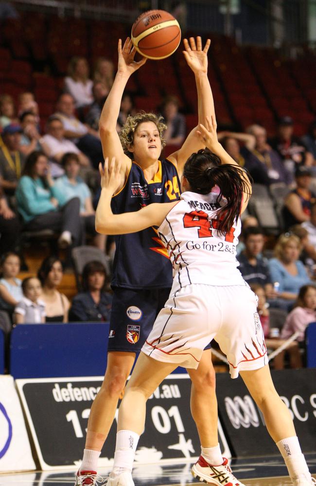 Jess Foley in action for Adelaide Lightning against Perth Lynx.