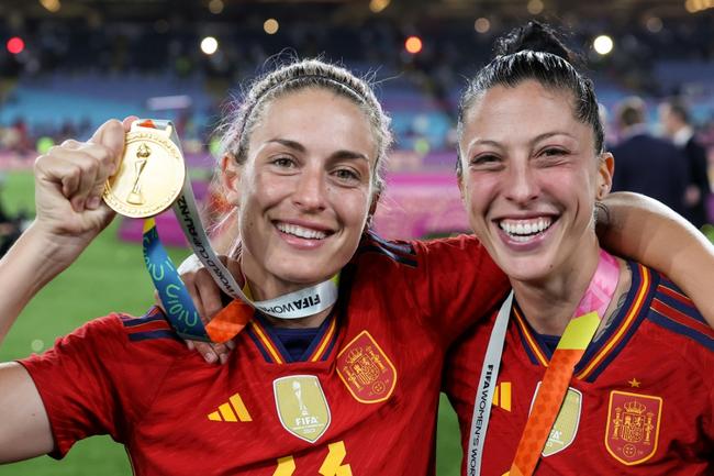 Spain midfielder Alexia Putellas (L) backed team-mate Jenni Hermoso over RFEF president Luis Rubiales's forced kiss