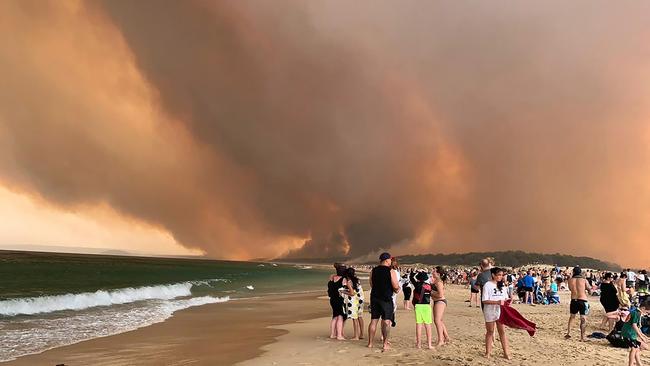 Residents flee the bushfires at Lake Conjola. Picture: Twitter/Frank Vargas