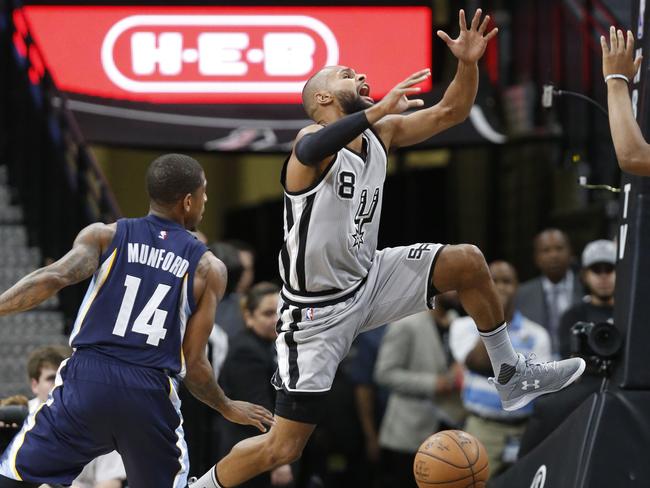 Munford battles Boomers legend Patty Mills during the 2016 NBA playoffs. Picture: Getty Images/AFP