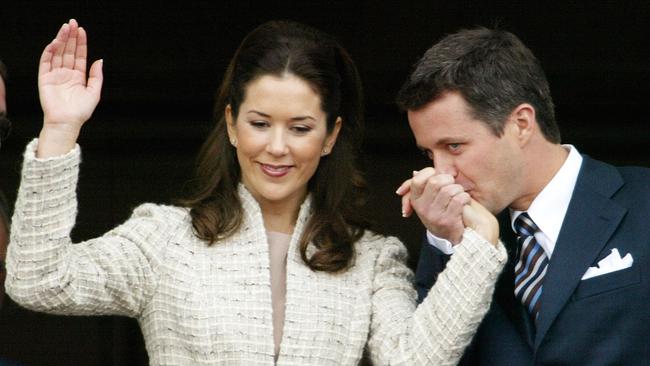 King Frederik kissing the hand of Mary on balcony of the Royal Palace after announcing their engagement in October 2003.