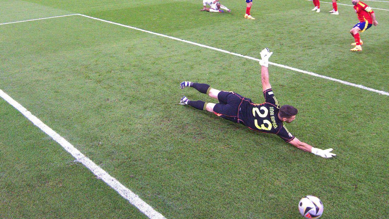 Spain's goalkeeper Unai Simon was beaten. Photo by Javier SORIANO / AFP.