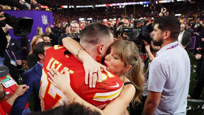 Travis Kelce of the Kansas City Chiefs embraces Taylor Swiftafter defeating the San Francisco 49ers. Picture: Ezra Shaw/Getty Images via AFP.