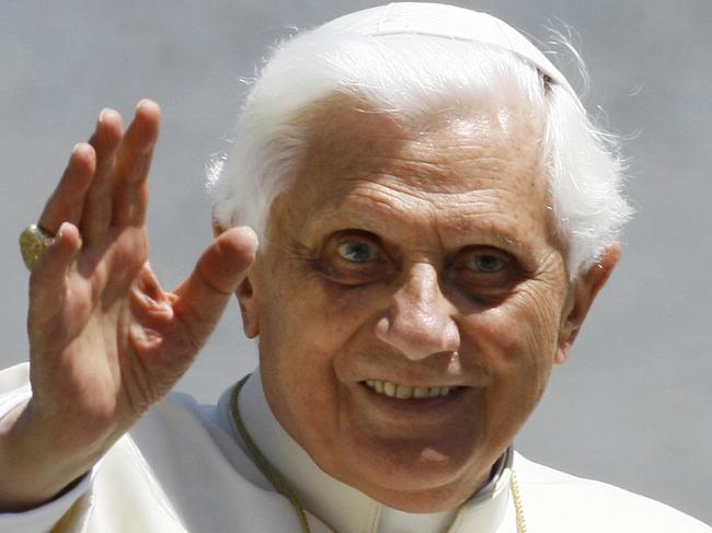 Pope Benedict XVI delivers his blessing to the faithful as he arrives at St Peter's square at the Vatican, 04/05/2008.