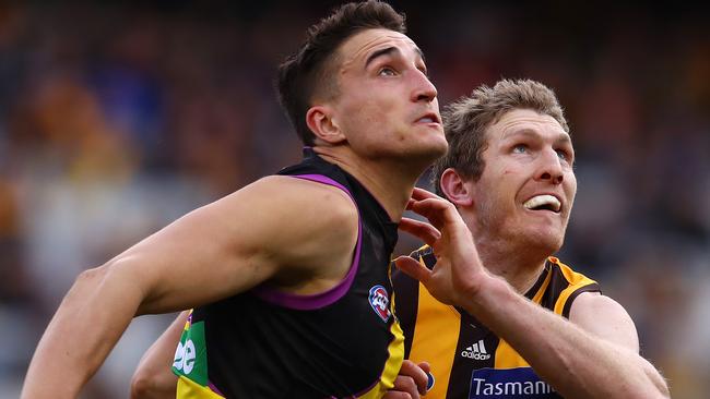 Ivan Soldo battles with Hawthorn’s Ben McEvoy. Picture: Michael Klein
