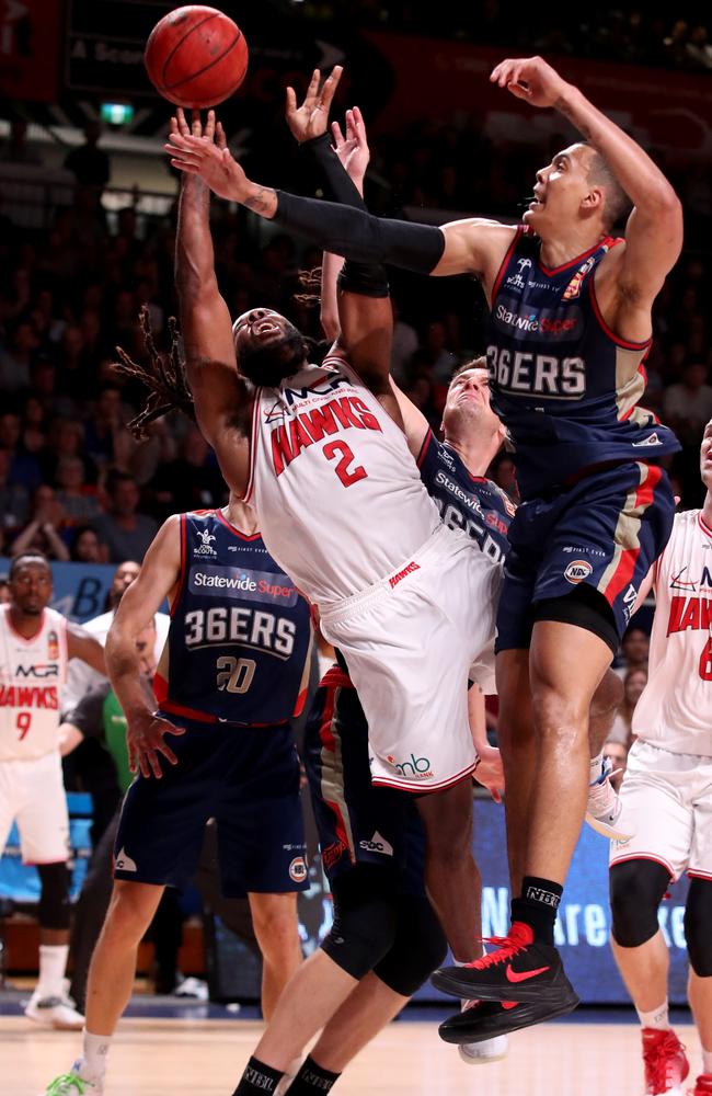 Jordan Jett makes the game-winning shot over Jacob Wiley and Daniel Johnson. Picture: Kelly Barnes (AAP).