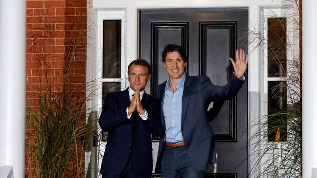 TOPSHOT - Canada's Prime Minister Justin Trudeau (R) welcomes French President Emmanuel Macron to his private residence in Ottawa, Canada, on September 25, 2024. (Photo by Ludovic MARIN / AFP)