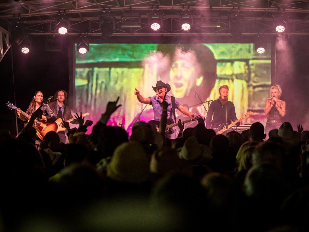 Crowds for Lee Kernaghan. Photo: Leeroy Todd.