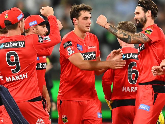 MELBOURNE, AUSTRALIA - JANUARY 17: Kane Richardson of the Renegades is congratulated by team mates after getting the witchet of Nick Larkin of the Stars during the Big Bash League match between the Melbourne Stars and the Melbourne Renegades at Melbourne Cricket Ground, on January 17, 2021, in Melbourne, Australia. (Photo by Quinn Rooney/Getty Images)