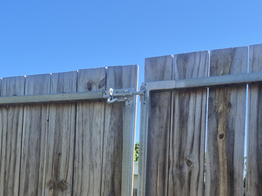 After Peter Bess fixed the dodgy work of the fencer Jenny found online she can now use the gate.