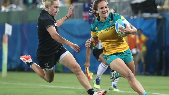 RIO DE JANEIRO, BRAZIL — AUGUST 08: Evania Pelite of Australia scores a try against Kelly Brazier of New Zealand during the Women's Gold Medal Rugby Sevens match between Australia and New Zealand on Day 3 of the Rio 2016 Olympic Games at the Deodoro Stadium on August 8, 2016 in Rio de Janeiro, Brazil. (Photo by Alexander Hassenstein/Getty Images)