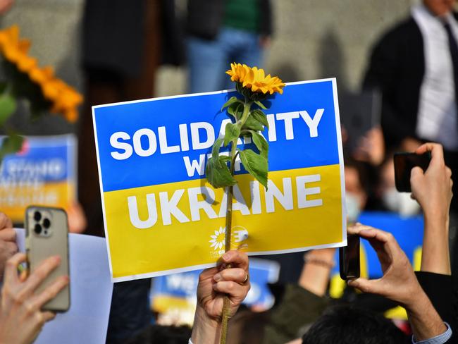 This picture show a demonstration in front of the European Parliament after a special plenary session on the Russian invasion of Ukraine at the EU headquarters in Brussels on March 01, 2022. (Photo by JOHN THYS / AFP)