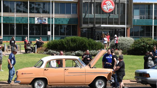 Thousands of fans paying tribute to Holden as the factory closed in 2017. Picture: Tricia Watkinson