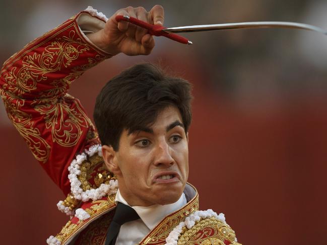 In this photo taken Saturday, May 30, 2015, Spanish bullfighter Alvaro Lorenzo uses his sword to kill an Alcurrucen ranch fighting bull during a bullfight in Aranjuez, near Madrid, Spain. Bullfighting is an ancient tradition in Spain. (AP Photo/Daniel Ochoa de Olza)