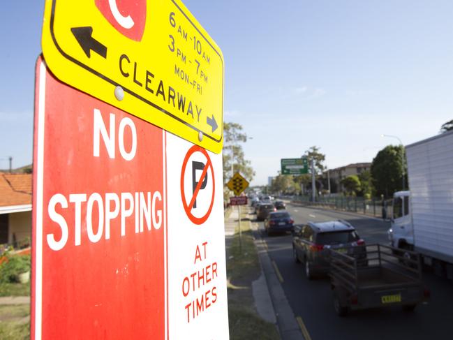 Liverpool Leader - Clearway signs have been placed along the Hume Highway in Liverpool NSW Australia. All photographs taken looking North, along the Hume Highway around the intersections of Elizabeth Drive and Memorial Avenue