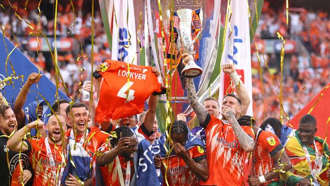 Players of Luton Town hold up the jersey of injured captain Tom Lockyer. (Photo by Richard Heathcote/Getty Images)