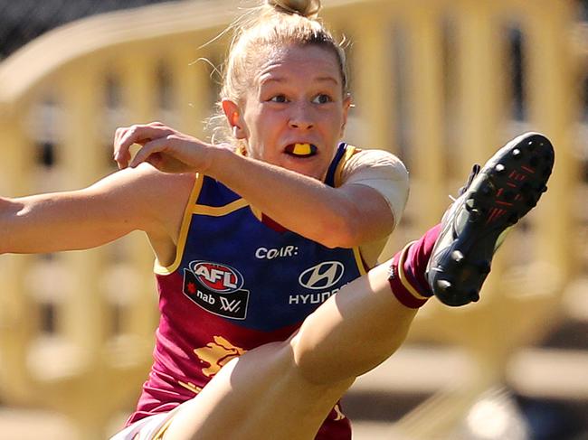 AFLW.  Carlton v Brisbane Lions at Ikon Park, Carlton.  Kate McCarthy kicks at goal 1st qtr   .Pic : Michael Klein