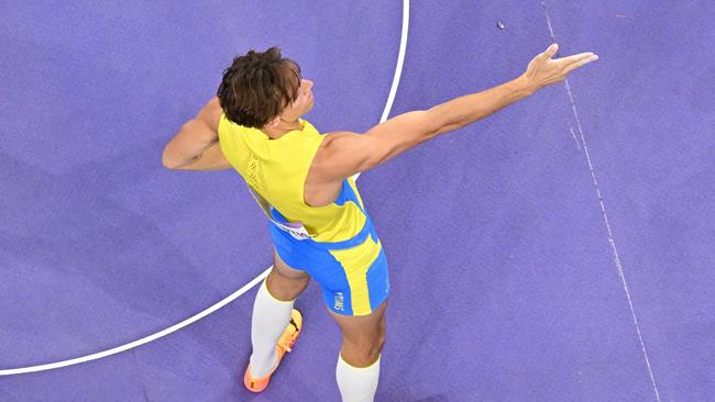 Sweden's Armand Duplantis goes viral. Photo by Antonin THUILLIER / AFP.