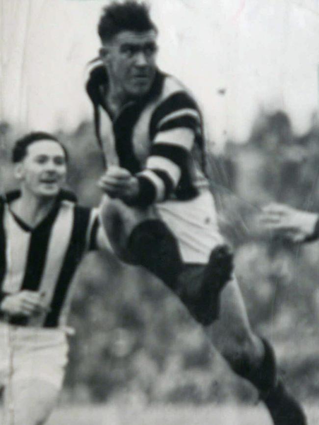 Footballer Lou Richards playing for Collingwood.