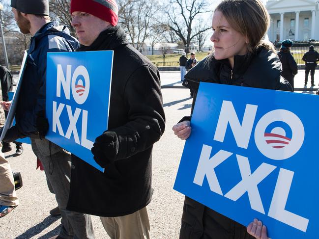 (FILES) This file photo taken on January 28, 2015 shows demonstrators holding signs against the proposed Keystone XL pipeline from Canada to the Gulf of Mexico in front of the White House in Washington, DC, on January 28, 2015.    President Donald Trump on March 24, 2017 gave final approval to the US-Canada Keystone XL oil pipeline, saying it would create jobs and improve America's energy security.  "It's a great day for American jobs and a historic moment for North America and energy independence," he said.  / AFP PHOTO / NICHOLAS KAMM