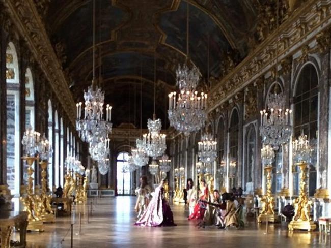 Inside the amazing palace guests were entertained by performers in period costumes.
