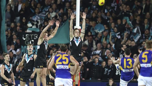 Shuey (number 13) kicks the goal after the siren. Picture Sarah Reed