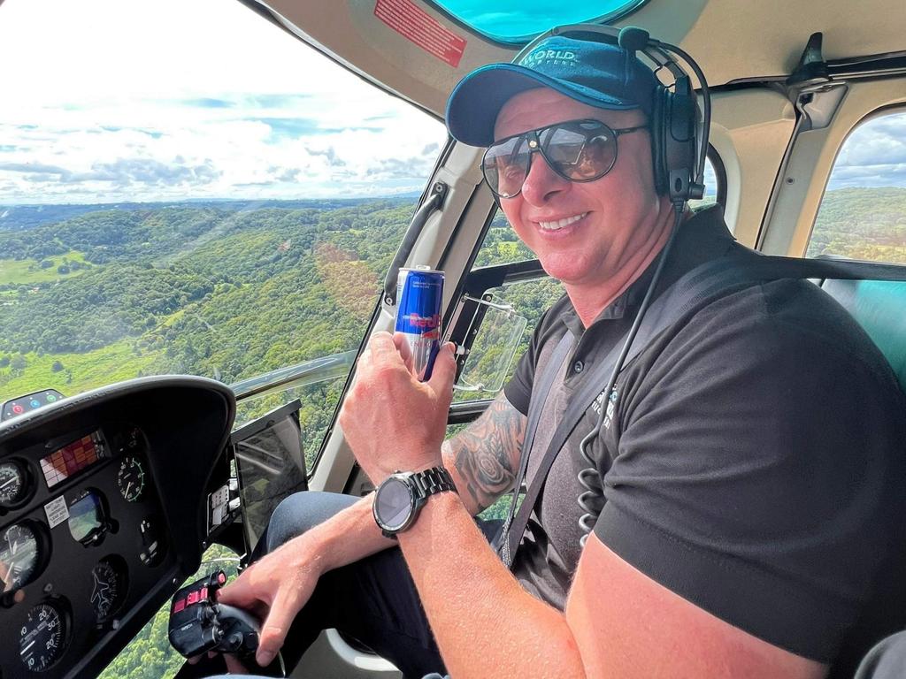 O piloto-chefe dos helicópteros do SeaWorld, Ash 'Jenko' Jenkinson, 40, morreu em um acidente de helicóptero sobre a Gold Coast Broadwater perto do SeaWorld na segunda-feira, 2 de janeiro.