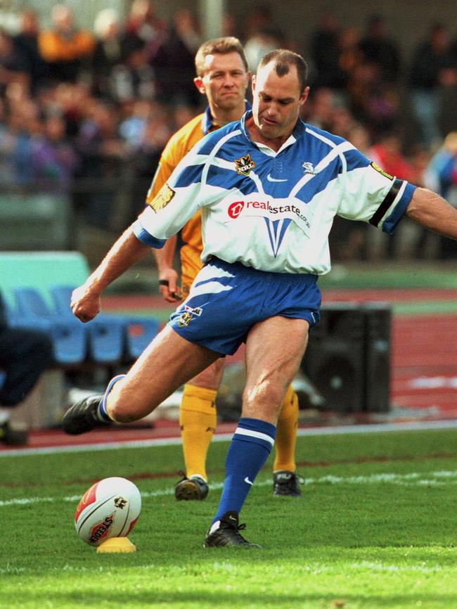 Daryl Halligan takes a kick for goal with the Canterbury Bulldogs in 2000, Picture: Colleen Petch.