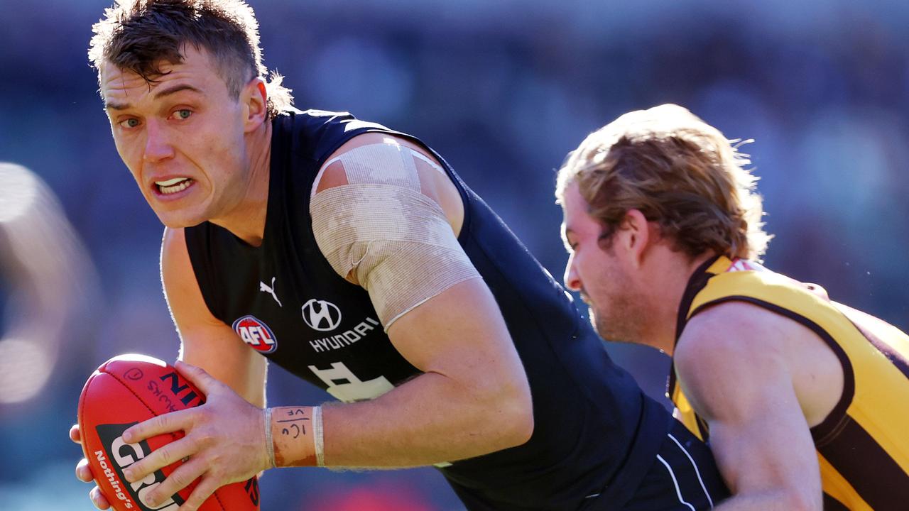 AFL Round 10. 22/05/2021. Carlton vs Hawthorn at the MCG. Patrick Cripps of the Blues looks to give during the 2nd qtr. . Pic: Michael Klein