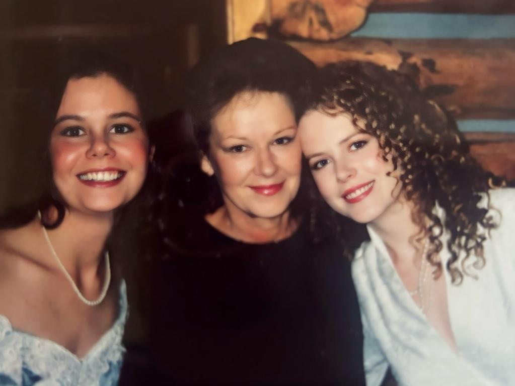 Kidman with her mum Janelle and sister Antonia.