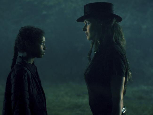 Kyliegh Curran and Rebecca Ferguson in Doctor Sleep.