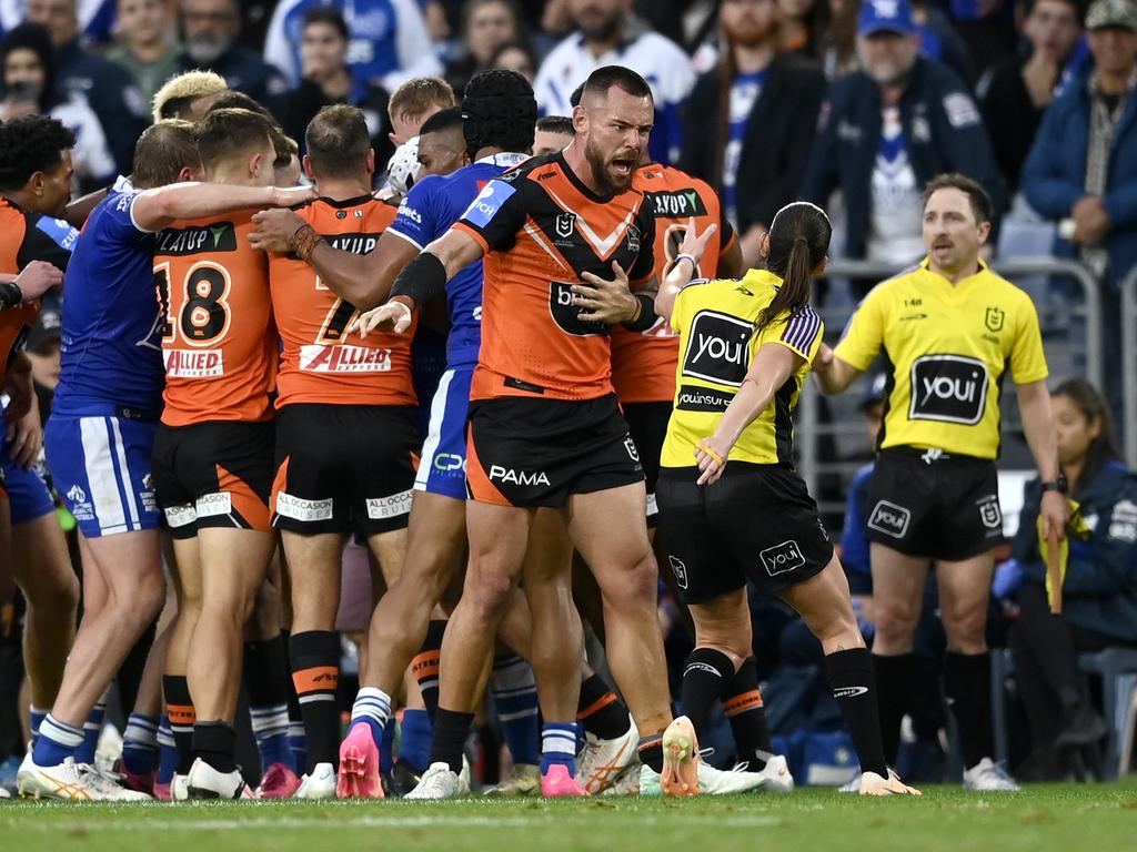 David Klemmer giving a mouthful to Kasey Badger before being sent to the sin bin. Picture: NRL Imagery