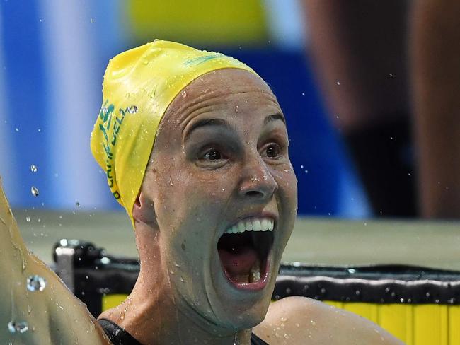 Australia's Bronte Campbell (R) celebrates winning the swimming women's 100m freestyle final during the 2018 Gold Coast Commonwealth Games at the Optus Aquatic Centre in the Gold Coast on April 9, 2018. / AFP PHOTO / MANAN VATSYAYANA