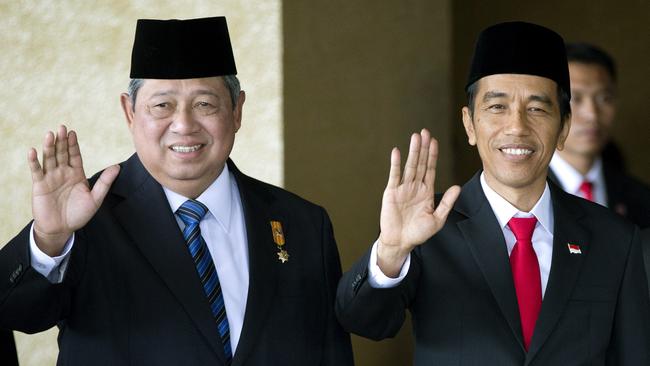 ATT KELVIN..Indonesian President Susilo Bambang Yudhoyono, left, stands with Joko Widodo ahead of his swearing in as Indonesia's seventh president at Parliament in Jakarta, Indonesia, Monday, Oct. 20, 2014. (AP Photo/Mark Baker)