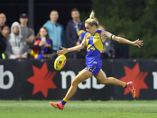 Jess Hosking kicks the Eagles forward.