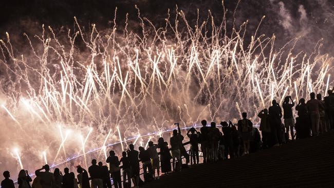 Crowds in Sydney watch he dazzling fireworks display. Picture: Getty Images