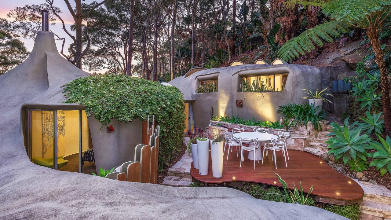 Hollander House, the masterpiece of organic architecture at Newport on Sydney’s Northern Beaches, has sold for $2,582,000.