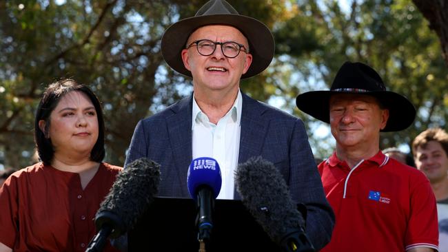 ACACIA RIDGE, AUSTRALIA - NewsWire Photos - AUGUST 31, 2024: Australian Prime Minister Anthony Albanese pictured in Acacia Ridge introducing the new candidate for the Federal seat of Moreton Julie-Ann Campbell and retiring Federal Member Graham Perrett.  Picture NewsWire / David Clark