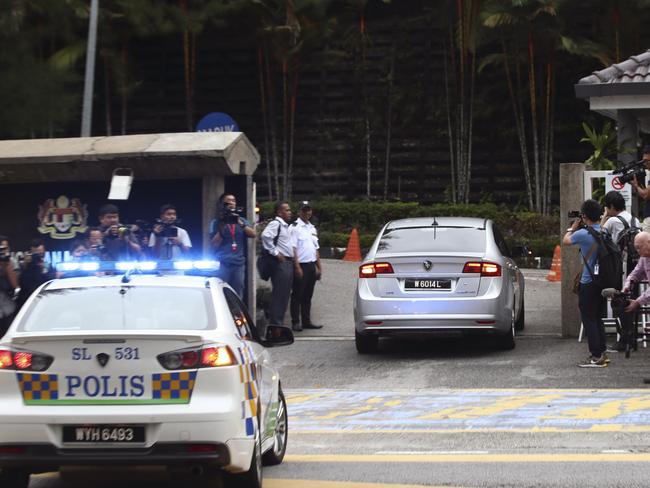 Police cars carrying Vietnamese suspect Doan Thi Huong and Indonesian suspect Siti Aisyah enter the Shah Alam court house. Picture: AP