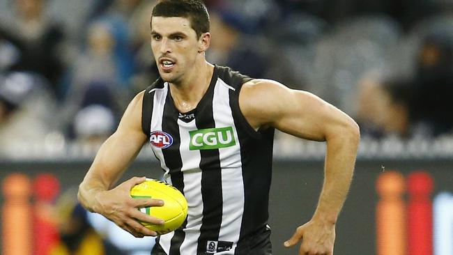 AFL Round 22. Geelong vs Collingwood at the MCG. Collingwood captain Scott Pendlebury runs aeay from his Geelong opponents . Pic: Michael Klein. Friday August 28, 2015.