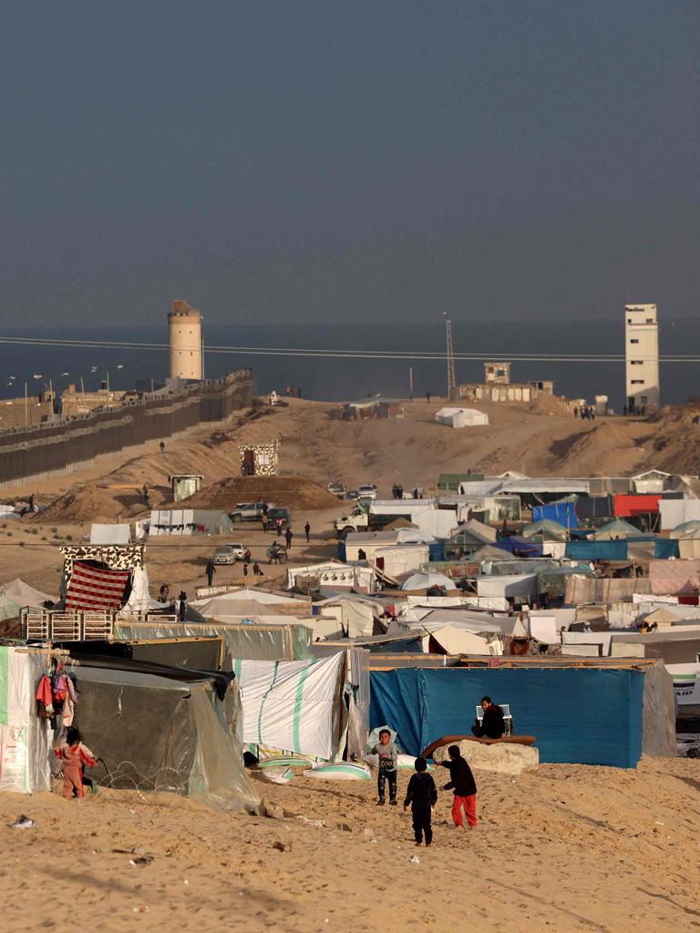 A photograph taken on Sunday 21 shows a makeshift tent camp housing displaced Palestinians in Rafah near the border with Egypt in the southern Gaza Strip, amid the ongoing conflict between Israel and the Palestinian militant group Hamas. Photo: AFP.