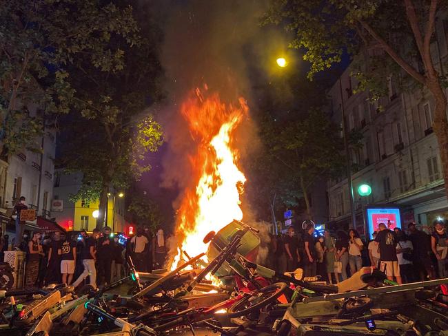 Protesters burn trash bins, shared scooters and bicycles on June 2, 2020 after a demonstration against police violence and in memory of late US citizen George Floyd who died a week before after a Minneapolis police officer knelt on his neck. - Incidents broke out Tuesday night in Paris on the sidelines of a banned demonstration of 20,000 people denouncing police violence. In the US several cities have deployed the guard in the face of angry protests against police brutality following the killing of unarmed black man George Floyd by police during an arrest in Minneapolis last week. (Photo by Mohammad GHANNAM / AFP)