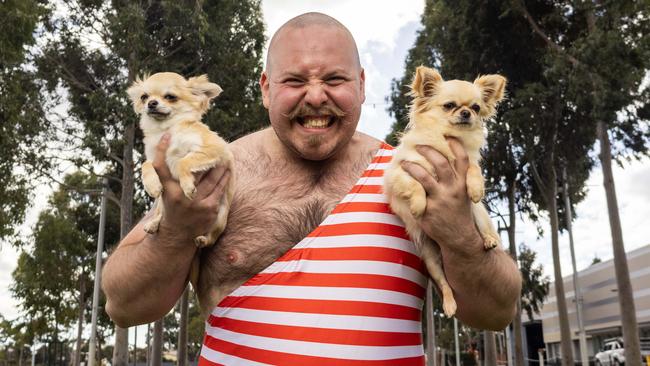 Strongman Jordan "Biggie" Smalls with chihuahua Dolly and Flame at the Adelaide Royal Show. Picture: NCA NewsWire / Kelly Barnes