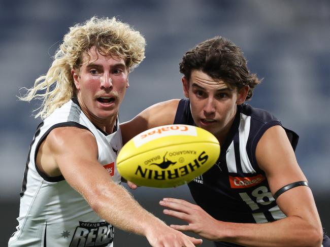 Noah Caracella (right) hunts the footy. Picture: Rob Lawson/AFL Photos